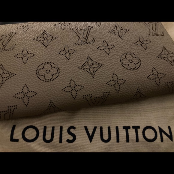 The Zippy wallet is crafted from supple Mahina calf leather - Picture 2 of 3